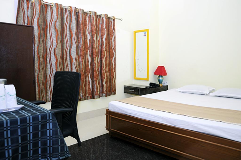 Hotel Pine Yard Tezpur Экстерьер фото